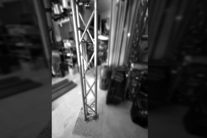 1 Trípode para colgar las luces de fácil armado, el trípode se pliega para su transporte en cualquier automóvil. Truss 20x20 triangulares de 1.5 mts alto