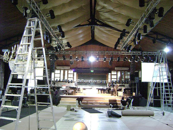 Armado de Escenario y Equipos de Sonido y Luces