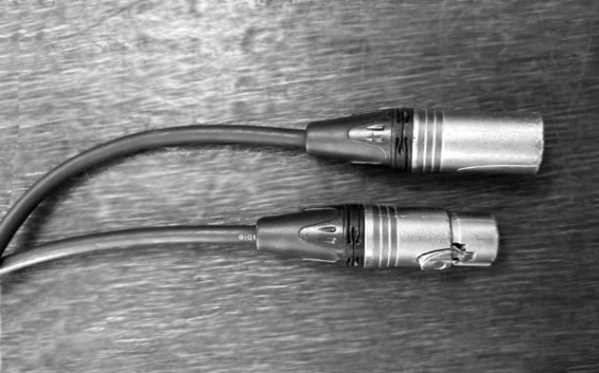 1 Trípode para colgar las luces de fácil armado, el trípode se pliega para su transporte en cualquier automóvil. 4 cables XLR 4 alargues de corriente